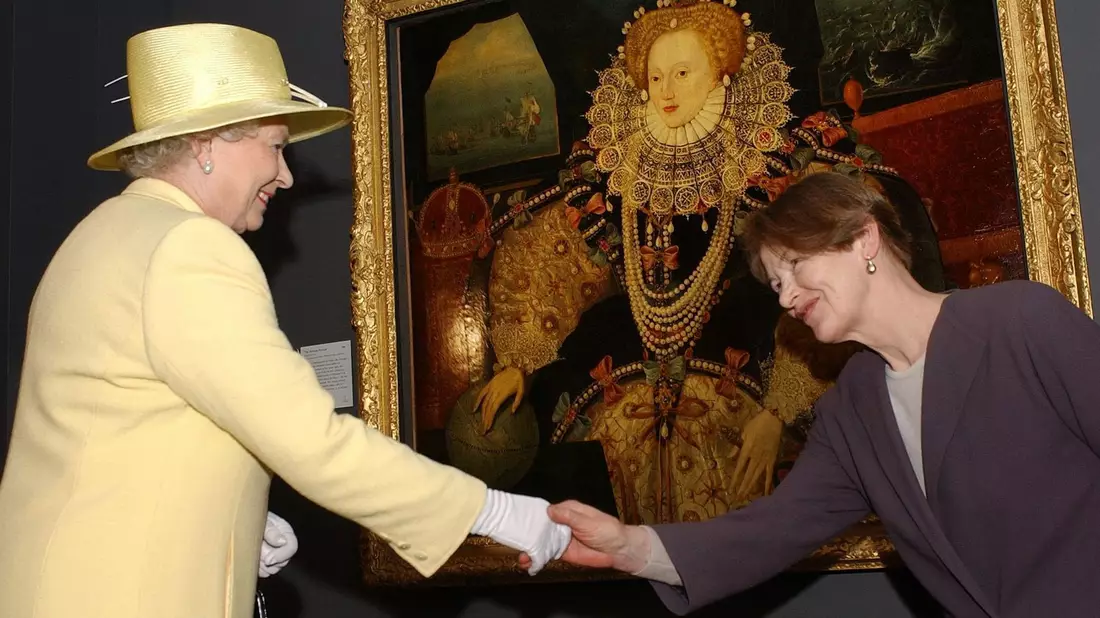 Königin Elizabeth II. (l) begrüßt die damalige Parlamentsabgeordnete und Schauspielerin Glenda Jackson (2003). - Bild: Stefan Rousseau/PA Wire/dpa