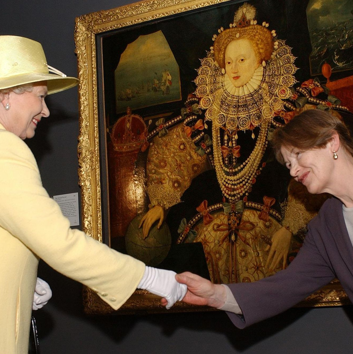Königin Elizabeth II. (l) begrüßt die damalige Parlamentsabgeordnete und Schauspielerin Glenda Jackson (2003). - Foto: Stefan Rousseau/PA Wire/dpa
