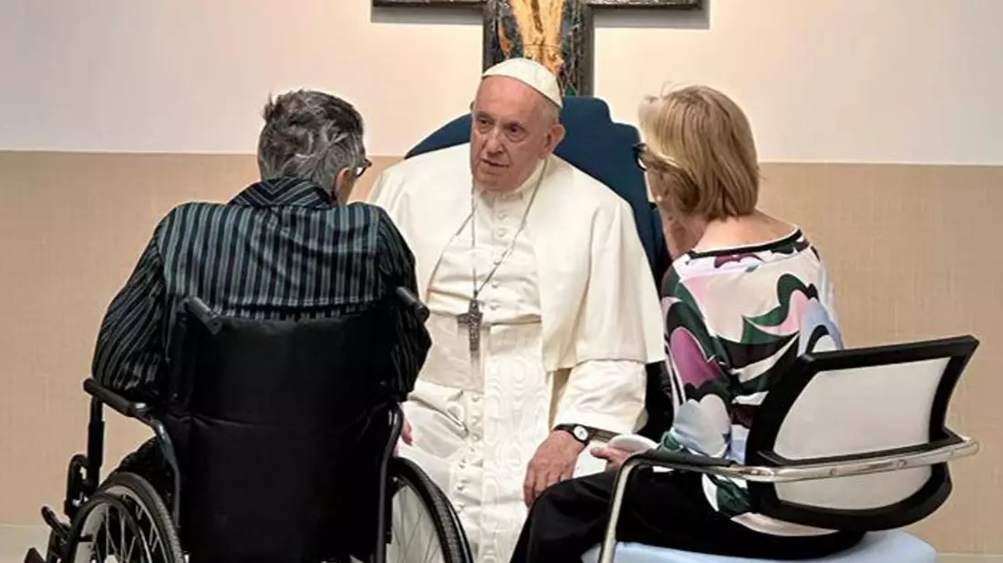 Mehr als eine Woche nach einer Bauch-Operation bei Papst Franziskus sind erstmals Bilder des 86-Jährigen veröffentlicht worden. - Bild: Vatican Media/Vatican Media/AP/dpa