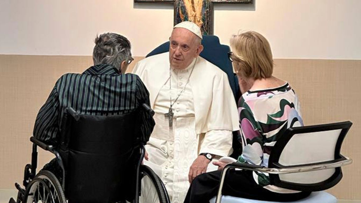 Mehr als eine Woche nach einer Bauch-Operation bei Papst Franziskus sind erstmals Bilder des 86-Jährigen veröffentlicht worden. - Foto: Vatican Media/Vatican Media/AP/dpa