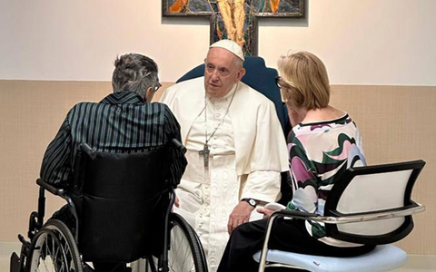 Mehr als eine Woche nach einer Bauch-Operation bei Papst Franziskus sind erstmals Bilder des 86-Jährigen veröffentlicht worden. - Foto: Vatican Media/Vatican Media/AP/dpa