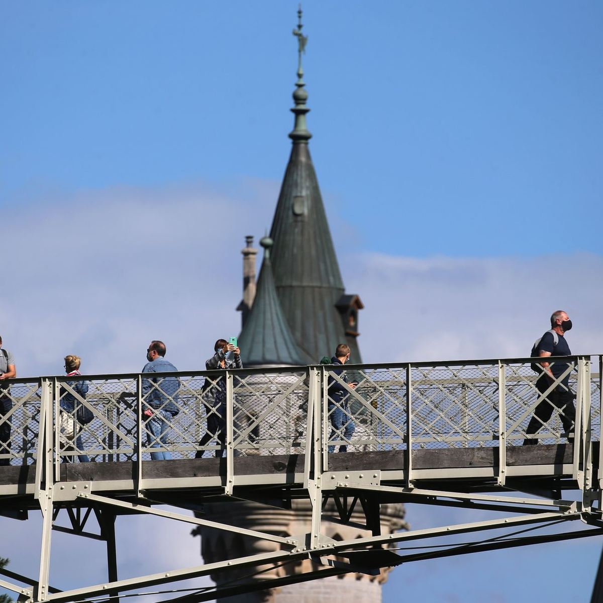 Touristen stehen auf der Marienbrücke vor Schloss Neuschwanstein (Archivbild). In der Nähe des Schlosses hat ein Mann zwei Frauen angegriffen und verletzt. Eine der Frauen starb. - Foto: Karl-Josef Hildenbrand/dpa