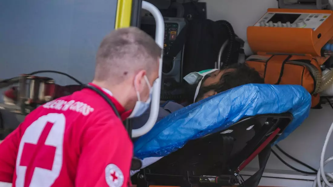 Das griechische Rote Kreuz in Kalamata hilft einem Überlebenden nach dem Bootsunglück. - Bild: Thanassis Stavrakis/AP/dpa