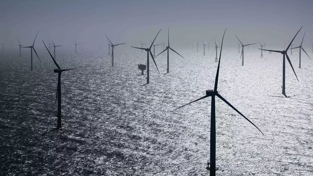 Zahlreiche Windräder sind bei der Inbetriebnahme des neuen Windparks rund 35 Kilometer nördlich der Insel Helgoland zu sehen. - Bild: Christian Charisius/dpa
