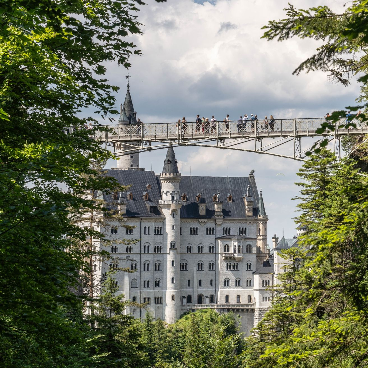 Blick auf das Schloss Neuschwanstein mit der Marienbrücke. In der Nähe des Schlosses hat ein Mann zwei Frauen angegriffen und verletzt. Eine der Frauen starb. - Foto: Frank Rumpenhorst/dpa