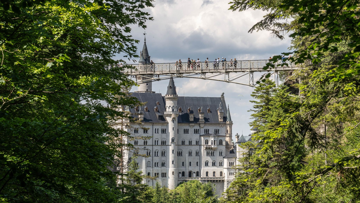 Blick auf das Schloss Neuschwanstein mit der Marienbrücke. In der Nähe des Schlosses hat ein Mann zwei Frauen angegriffen und verletzt. Eine der Frauen starb. - Foto: Frank Rumpenhorst/dpa