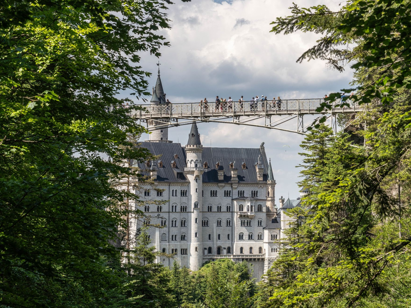 Mehr als eine Million Menschen besuchten 2024 das Schloss Neuschwanstein in Schwangau. (Archivbild) - Foto: Frank Rumpenhorst/dpa