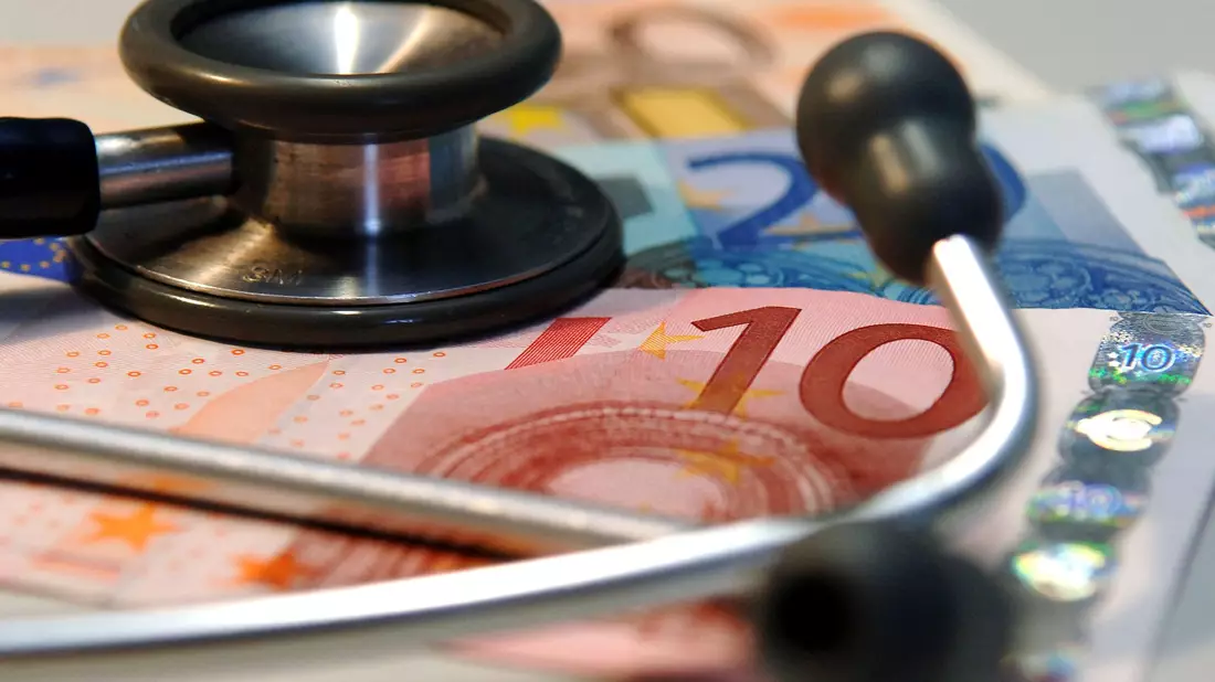Die höheren Beiträge drohen wegen des nächsten erwarteten Milliardenlochs bei den gesetzlichen Krankenkassen. - Bild: Jan Woitas/dpa