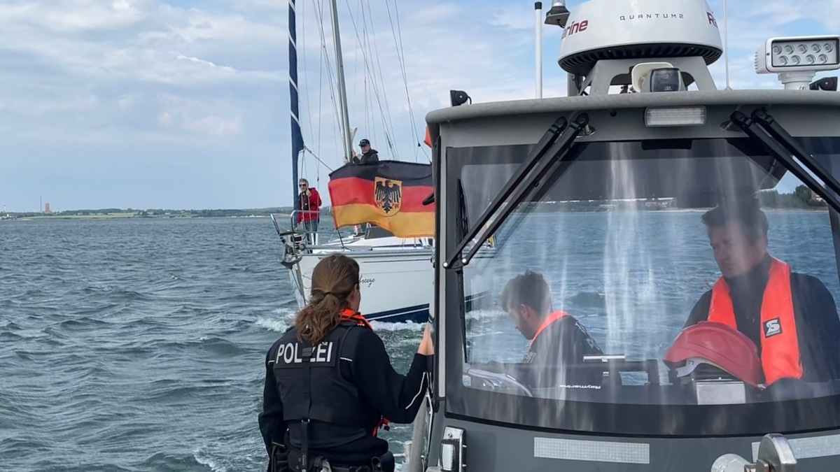 FW Ratingen: Pkw-Brand auf der Autobahn 3 - Foto: presseportal.de