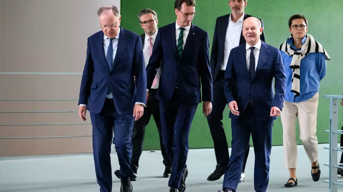 Bundeskanzler Olaf Scholz (M) äußert sich zusammen mit Hessens Ministerpräsident Boris Rhein (l) und Niedersachsens Regierungschef Stephan Weil nach dem Bund-Länder-Gipfel im Bundeskanzleramt. - Bild: Bernd von Jutrczenka/dpa