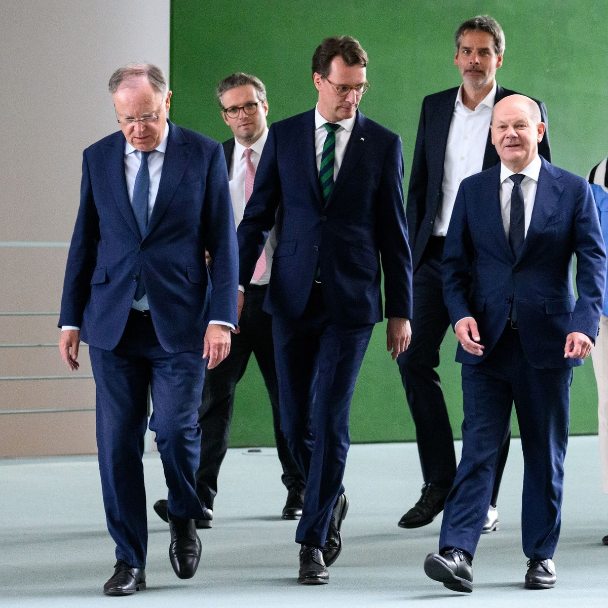 Auf dem Weg zur Pressekonferenz nach Ende der Gespräche: Bundeskanzler Olaf Scholz (vorne r-l), NRW-Regierungschef Hendrik Wüst und Niedersachsens Ministerpräsident Stephan Weil. - Foto: Bernd von Jutrczenka/dpa