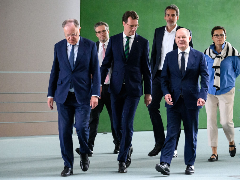 Bundeskanzler Olaf Scholz (M) äußert sich zusammen mit Hessens Ministerpräsident Boris Rhein (l) und Niedersachsens Regierungschef Stephan Weil nach dem Bund-Länder-Gipfel im Bundeskanzleramt. - Foto: Bernd von Jutrczenka/dpa