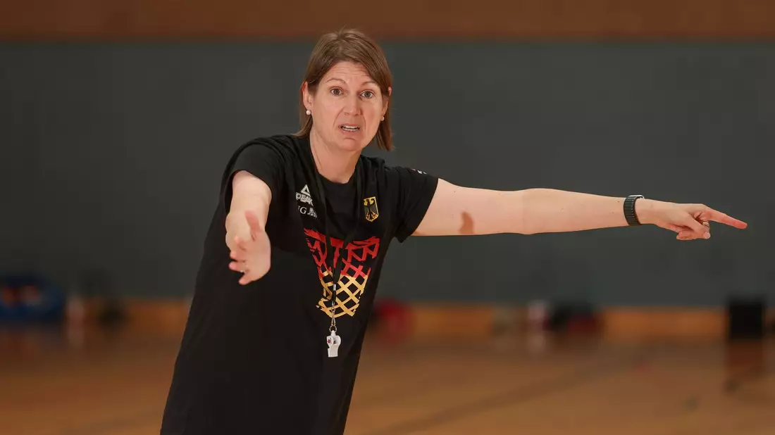 Verpasste mit der deutschen Mannschaft die EM-Überraschung gegen Frankreich: Bundestrainerin Lisa Thomaidis. - Bild: Friso Gentsch/dpa