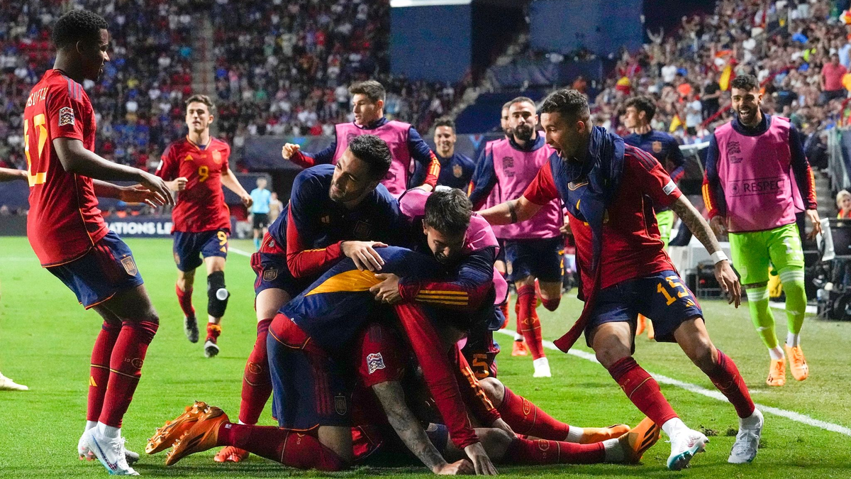 Joselu aus Spanien jubelt über sein Tor zum 2:1. - Foto: Martin Meissner/AP/dpa
