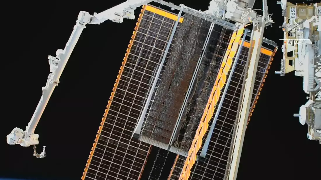 Blick auf die neu installierten und entfalteten Solarpanele an der Internationalen Raumstation ISS. - Bild: Nasa TV/dpa