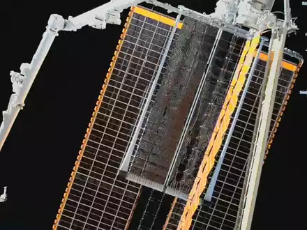 Blick auf die neu installierten und entfalteten Solarpanele an der Internationalen Raumstation ISS. - Foto: Nasa TV/dpa