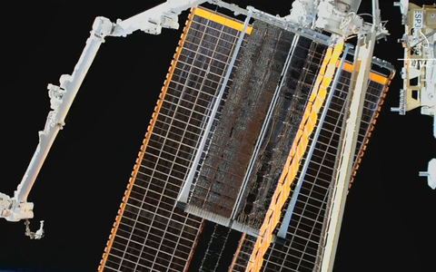 Blick auf die neu installierten und entfalteten Solarpanele an der Internationalen Raumstation ISS. - Foto: Nasa TV/dpa