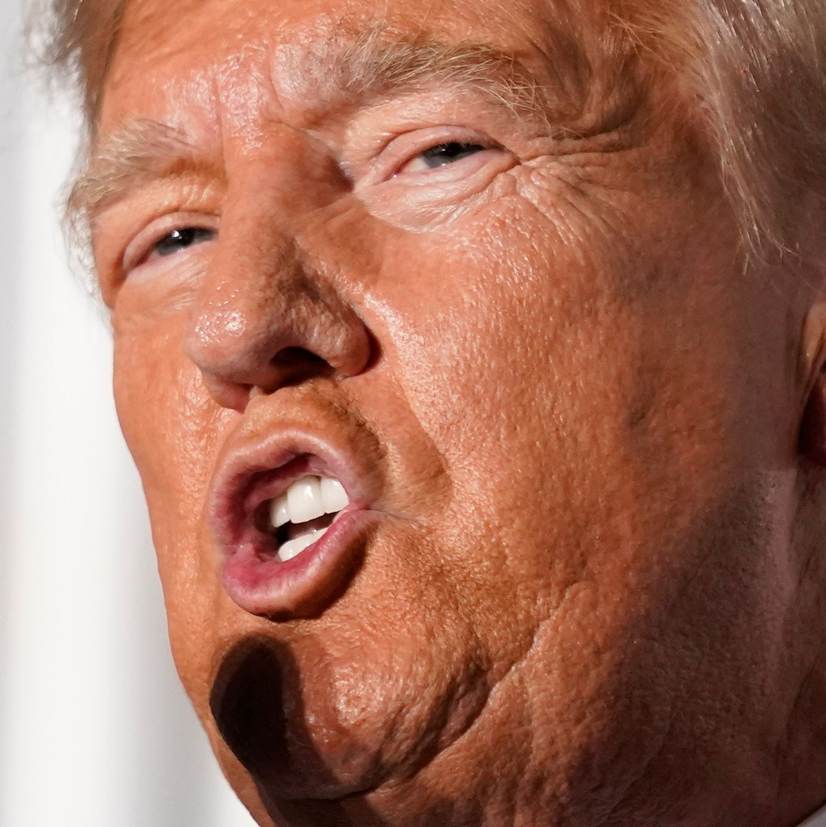 Bei der ersten Vorwahl der Republikaner um die US-Präsidentschaftskandidatur der Partei hat der frühere Präsident Donald Trump einen Sieg eingefahren. - Foto: Andrew Harnik/AP