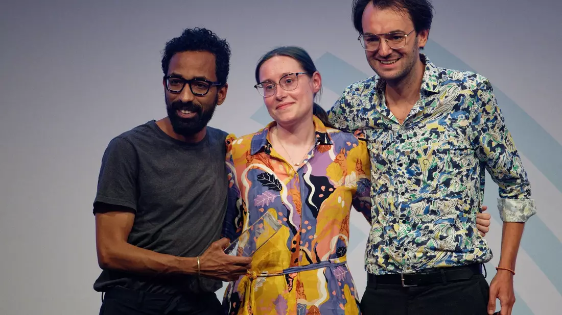 Mohamed Anvar (l-r), Miriam Lenz und Max Donheiser stehen bei der Verleihung des Grimme Online Award 2023 mit dem Preis in der Kategorie «Information» für «Schwangerschaftsabbruch in Deutschland» auf der Bühne. - Bild: Henning Kaiser/dpa