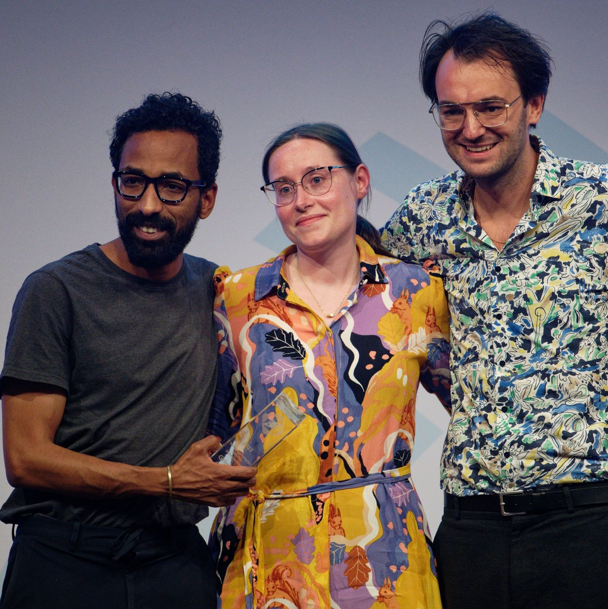 Mohamed Anvar (l-r), Miriam Lenz und Max Donheiser stehen bei der Verleihung des Grimme Online Award 2023 mit dem Preis in der Kategorie «Information» für «Schwangerschaftsabbruch in Deutschland» auf der Bühne. - Foto: Henning Kaiser/dpa
