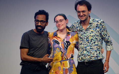 Mohamed Anvar (l-r), Miriam Lenz und Max Donheiser stehen bei der Verleihung des Grimme Online Award 2023 mit dem Preis in der Kategorie «Information» für «Schwangerschaftsabbruch in Deutschland» auf der Bühne. - Foto: Henning Kaiser/dpa