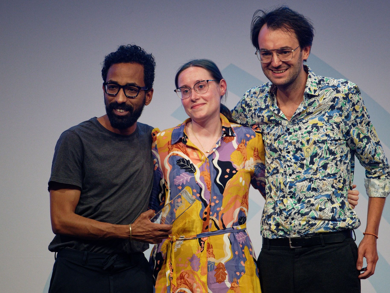 Mohamed Anvar (l-r), Miriam Lenz und Max Donheiser stehen bei der Verleihung des Grimme Online Award 2023 mit dem Preis in der Kategorie «Information» für «Schwangerschaftsabbruch in Deutschland» auf der Bühne. - Foto: Henning Kaiser/dpa