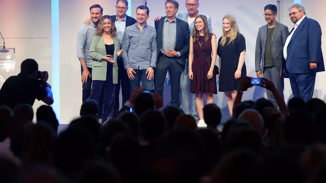 Der Grimme Online Award 2023 in der Kategorie «Wissen und Bildung» geht an das Team von «Stolpersteine NRW». - Bild: Henning Kaiser/dpa