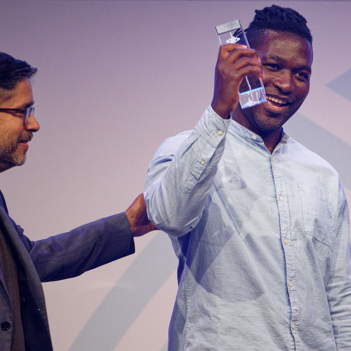 Steve Hiobi (r) und Laudator Hasnain Kazim stehen bei der Verleihung des Grimme Online Award 2023 mit dem Preis für 