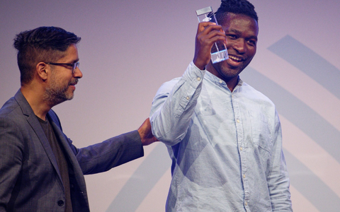 Steve Hiobi (r) und Laudator Hasnain Kazim stehen bei der Verleihung des Grimme Online Award 2023 mit dem Preis für Dein Bruder Steve in der Kategorie Information auf der Bühne. - Foto: Henning Kaiser/dpa