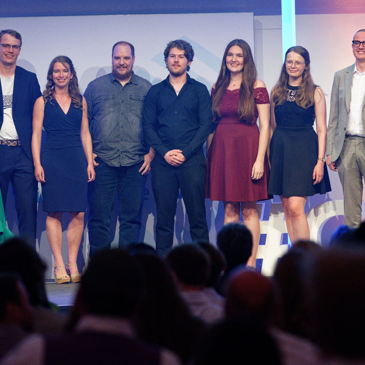 Laudatorin Enissa Amani (l) und Team von «Doktor Whatson» (Publikumspreis). - Foto: Henning Kaiser/dpa