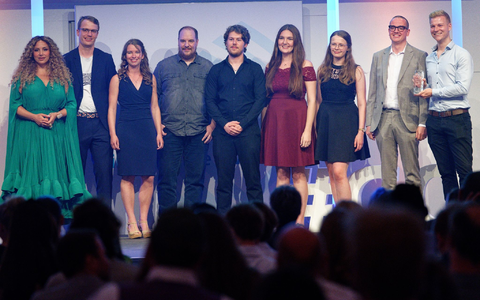 Laudatorin Enissa Amani (l) und Team von «Doktor Whatson» (Publikumspreis). - Foto: Henning Kaiser/dpa