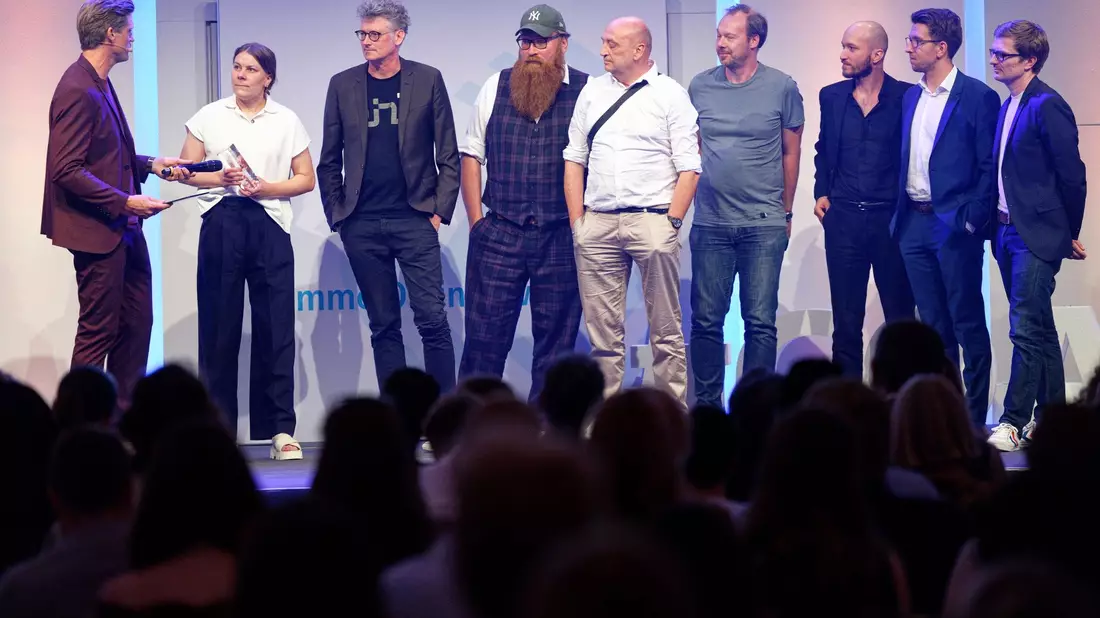 Das Team von «Teurer Wohnen» freut sich bei der Verleihung des Grimme Online Award 2023 über einen Preis in der Kategorie «Information». - Bild: Henning Kaiser/dpa
