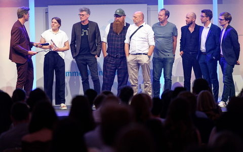 Das Team von «Teurer Wohnen» freut sich bei der Verleihung des Grimme Online Award 2023 über einen Preis in der Kategorie «Information». - Foto: Henning Kaiser/dpa