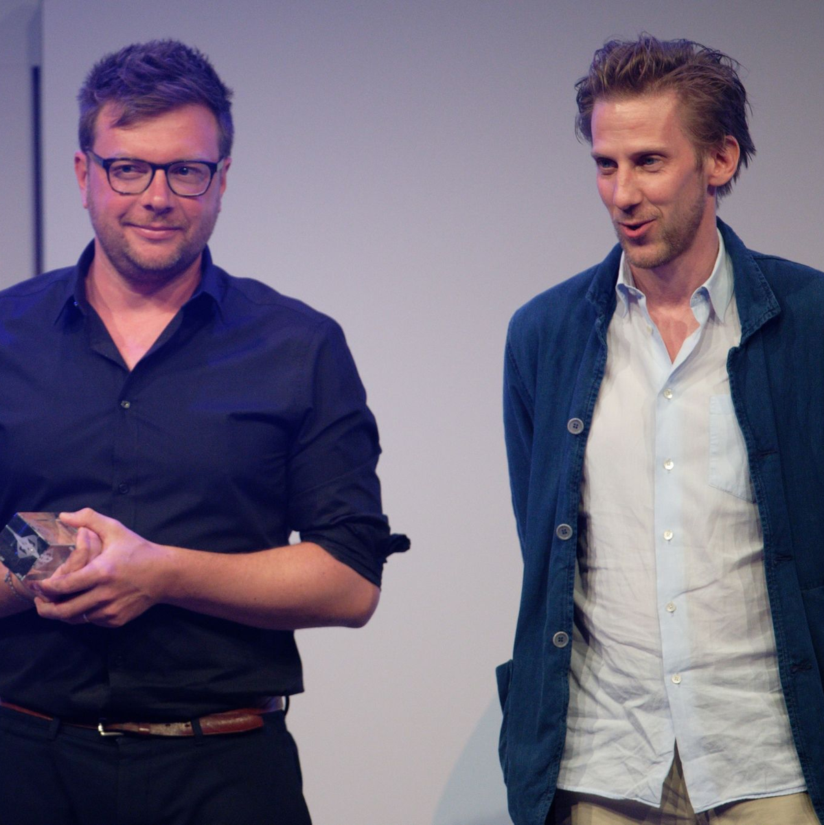 Christof Gertsch (l) und Mikael Krogerus erhalten den Grimme Online Award 2023 für «Das Ende vom Ewigen Eis» in der Kategorie «Wissen und Bildung». - Foto: Henning Kaiser/dpa