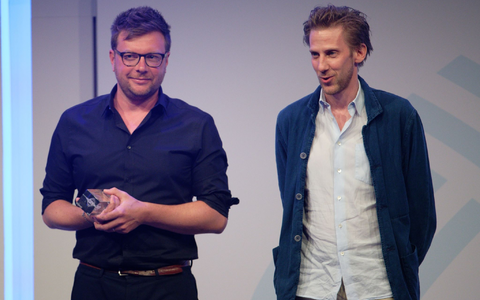 Christof Gertsch (l) und Mikael Krogerus erhalten den Grimme Online Award 2023 für «Das Ende vom Ewigen Eis» in der Kategorie «Wissen und Bildung». - Foto: Henning Kaiser/dpa
