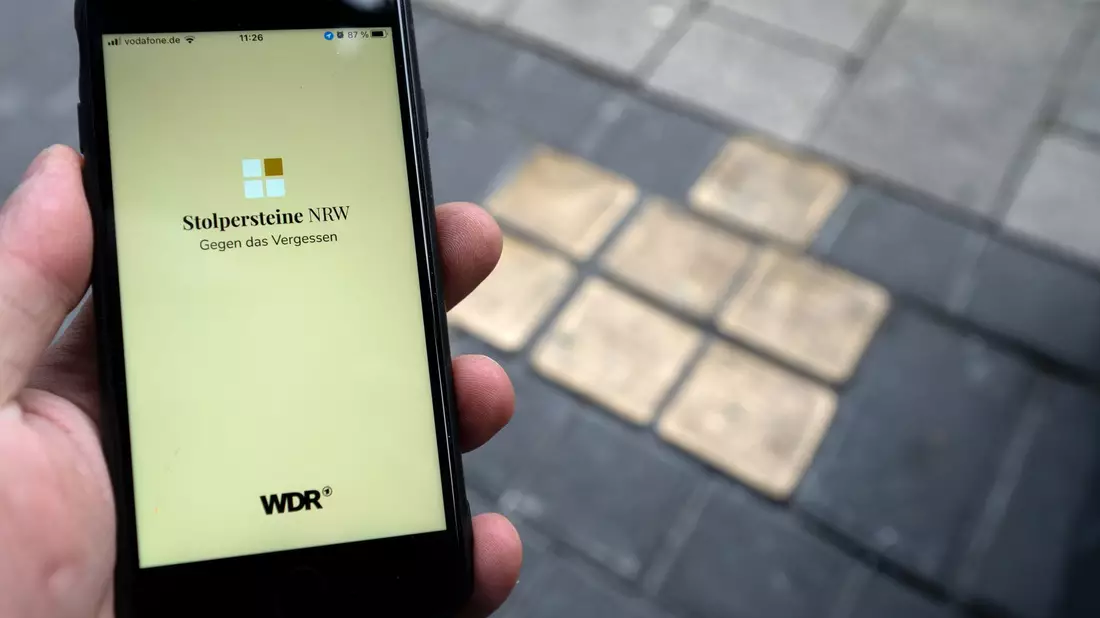 Stolpersteine in Köln. Die App und Webseite «Stolpersteine in NRW» gehört zu den Gewinnern des diesjährigen Grimme Online Awards. - Bild: Federico Gambarini/dpa