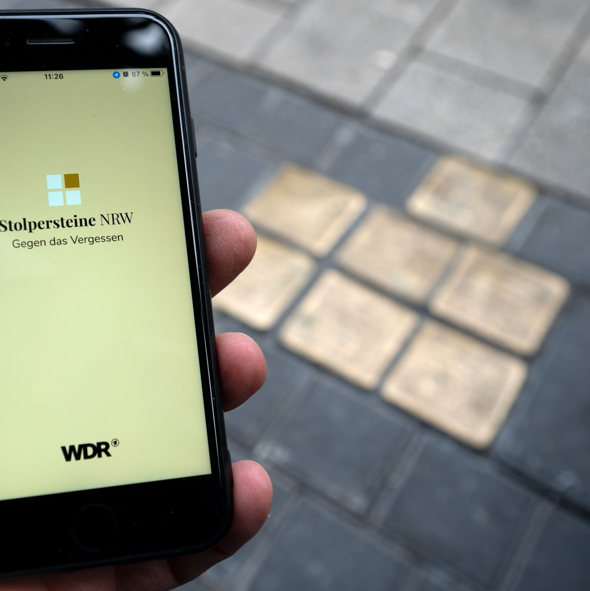 Stolpersteine in Köln. Die App und Webseite «Stolpersteine in NRW» gehört zu den Gewinnern des diesjährigen Grimme Online Awards. - Foto: Federico Gambarini/dpa