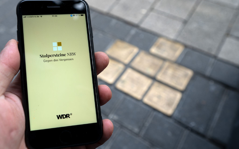 Stolpersteine in Köln. Die App und Webseite «Stolpersteine in NRW» gehört zu den Gewinnern des diesjährigen Grimme Online Awards. - Foto: Federico Gambarini/dpa