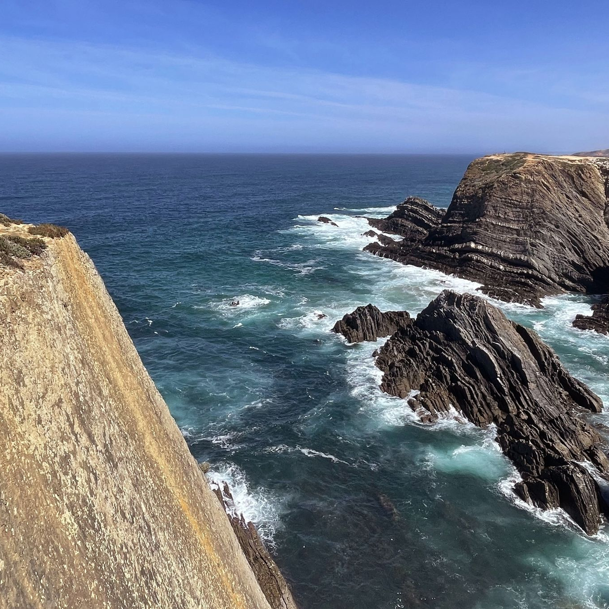 Steilklippen am Cabo Sardao in Portugal. Derzeit ist der Nordatlantik besonders warm. Wissenschaftler sind beunruhigt. - Foto: Manuel Meyer/dpa-tmn/dpa