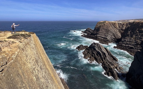 Steilklippen am Cabo Sardao in Portugal. Derzeit ist der Nordatlantik besonders warm. Wissenschaftler sind beunruhigt. - Foto: Manuel Meyer/dpa-tmn/dpa Steilklippen am Cabo Sardao in Portugal. Derzeit ist der Nordatlantik besonders warm. Wissenschaftler sind beunruhigt. - Foto: Manuel Meyer/dpa-tmn/dpa