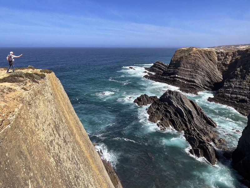 Steilklippen am Cabo Sardao in Portugal. Derzeit ist der Nordatlantik besonders warm. Wissenschaftler sind beunruhigt. - Foto: Manuel Meyer/dpa-tmn/dpa