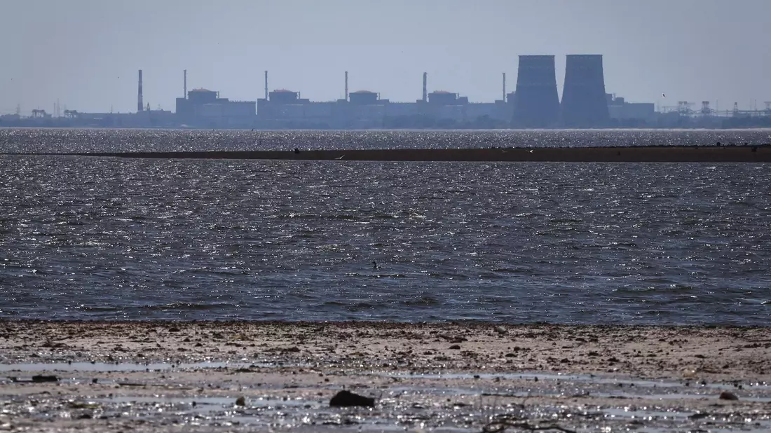 Das Kernkraftwerk Saporischschja ist im Hintergrund des flachen Kachowka-Stausees zu sehen. - Bild: Kateryna Klochko/AP