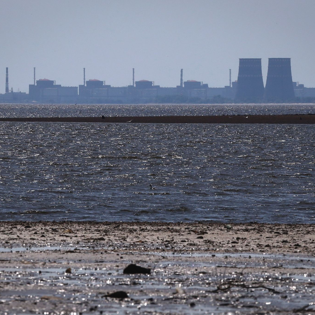 Das Kernkraftwerk Saporischschja ist im Hintergrund des flachen Kachowka-Stausees zu sehen. - Foto: Kateryna Klochko/AP