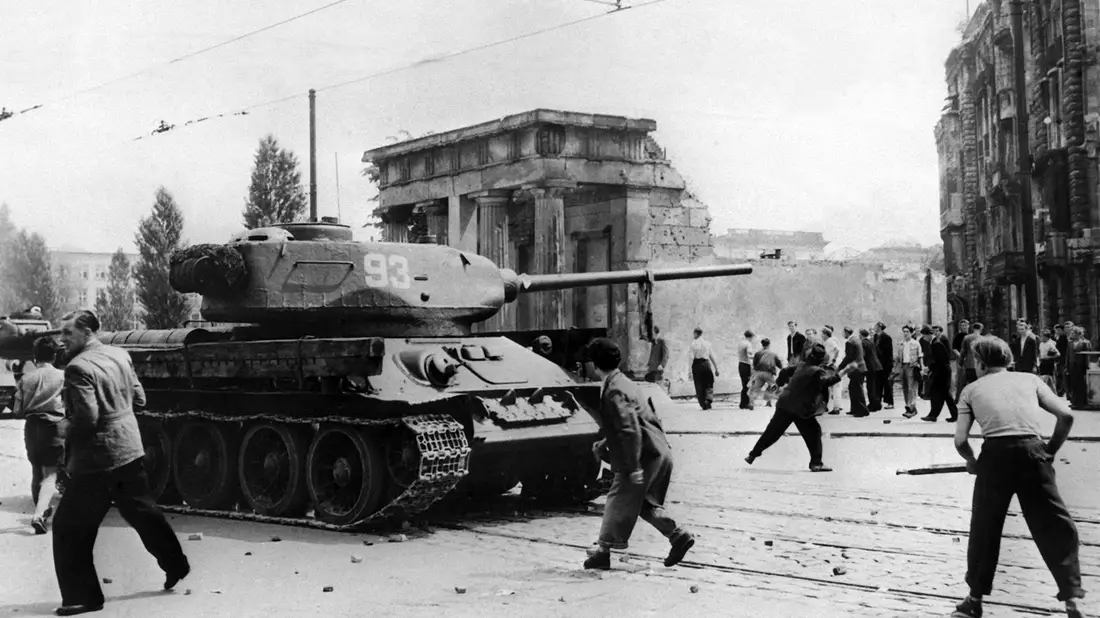 Demonstranten werfen am 17. Juni 1953 in Berlin mit Steinen auf sowjetische Panzer. - Bild: -/dpa