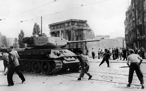 Demonstranten werfen am 17. Juni 1953 in Berlin mit Steinen auf sowjetische Panzer. - Foto: -/dpa