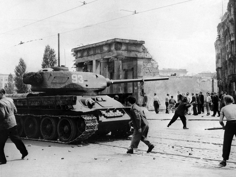 Demonstranten werfen am 17. Juni 1953 in Berlin mit Steinen auf sowjetische Panzer. - Foto: -/dpa