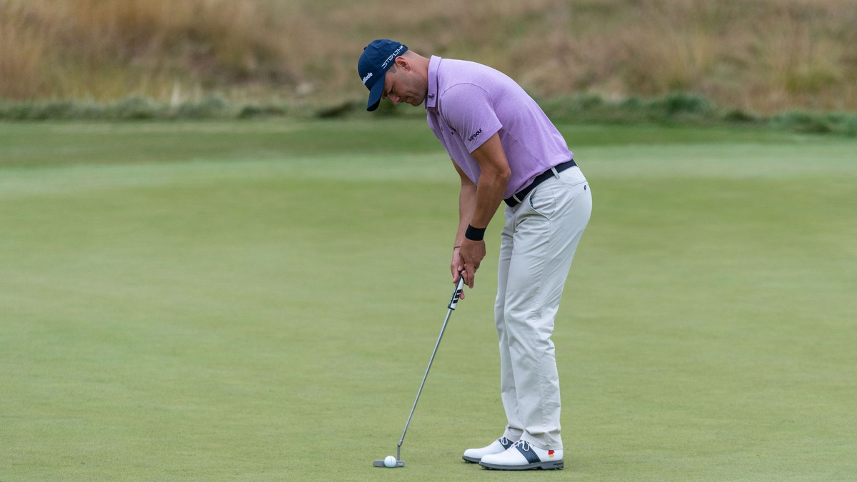 Martin Kaymer spielt den Ball auf Bahn zwei. - Foto: Maximilian Haupt/dpa