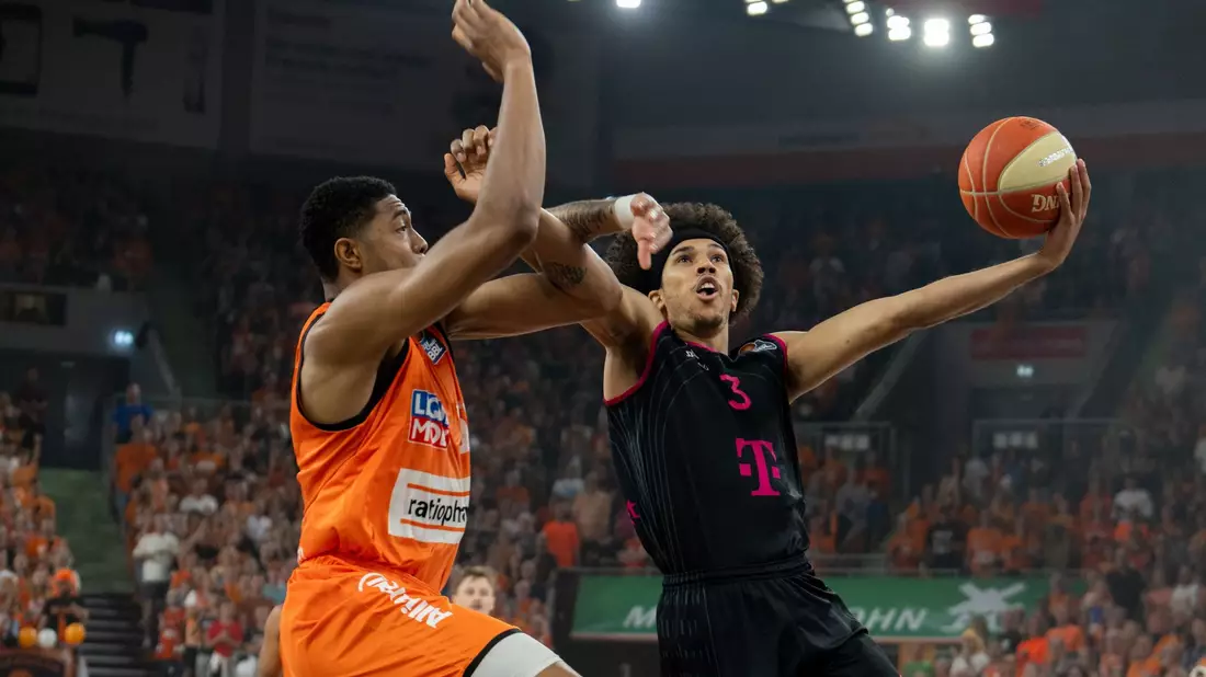 Ulms Bruno Caboclo (l) und Bonns Tyson Ward kämpfen um den Ball. - Bild: Stefan Puchner/dpa
