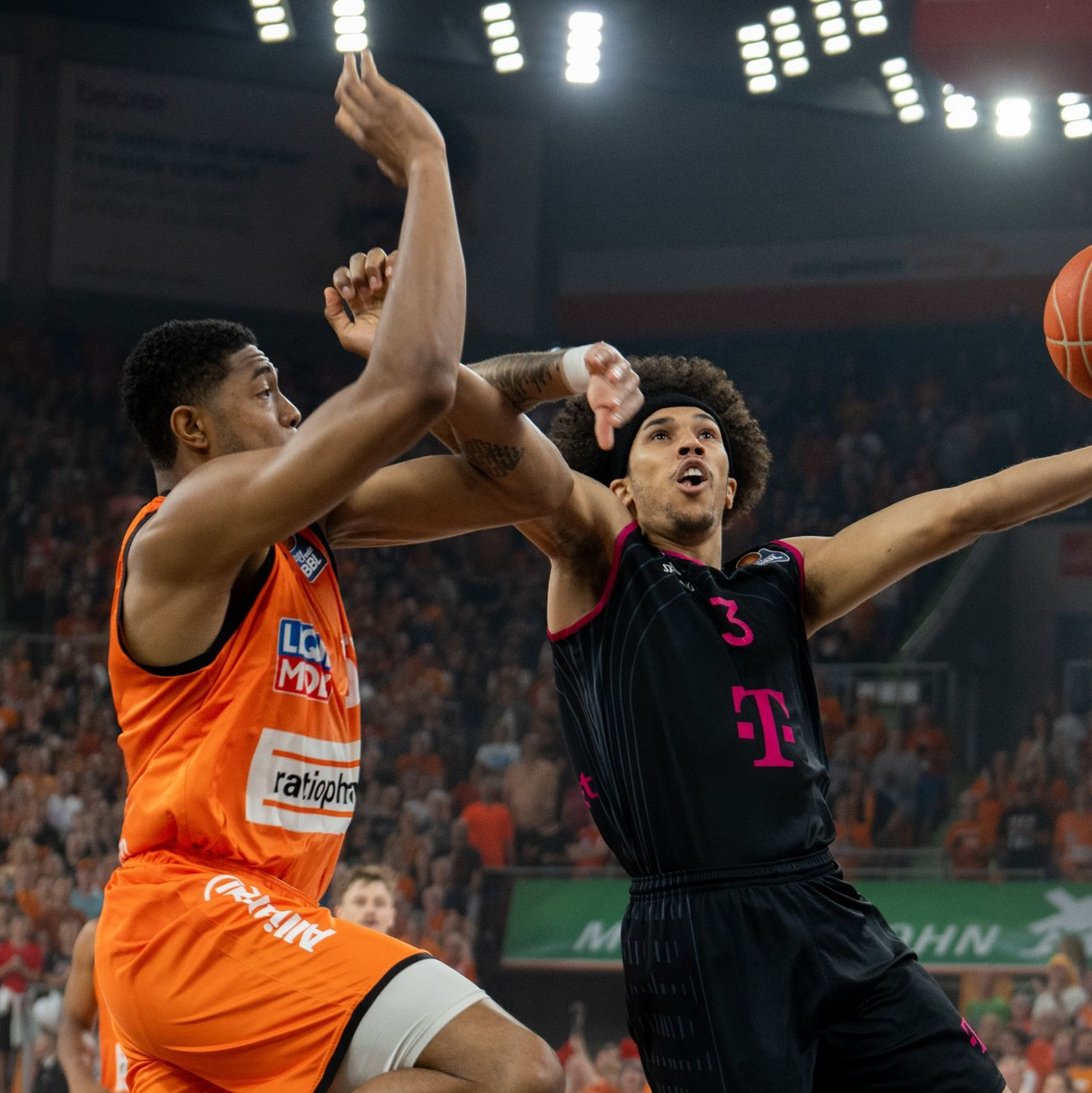Ulms Bruno Caboclo (l) und Bonns Tyson Ward kämpfen um den Ball. - Foto: Stefan Puchner/dpa