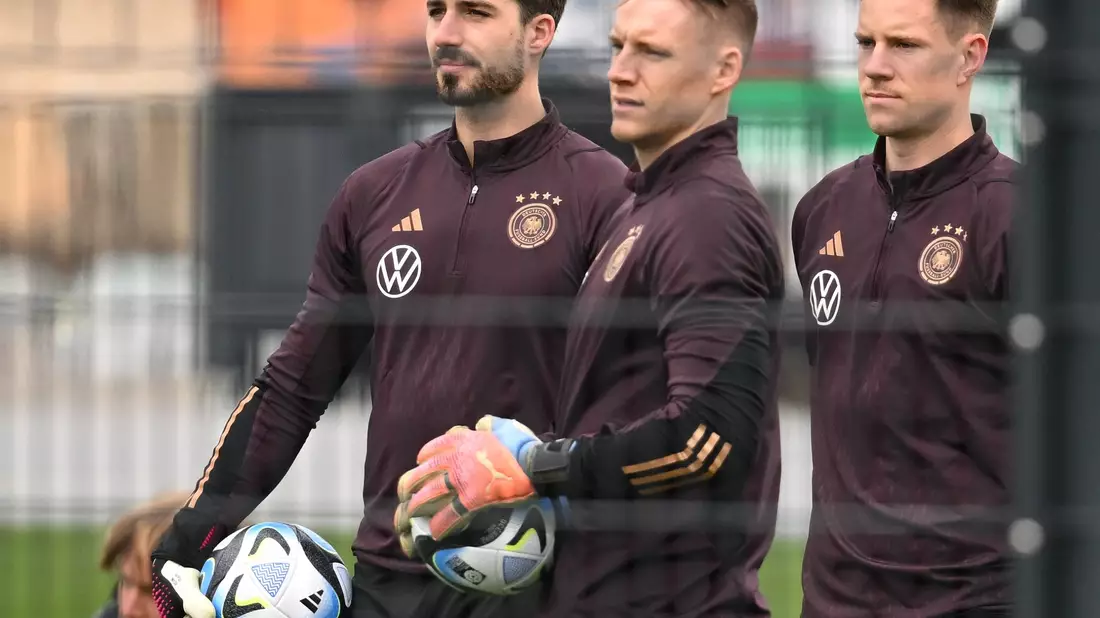 Das DFB-Torhüter-Trio beim Training: Kevin Trapp (l-r), Marc-André ter Stegen und Bernd Leno. - Bild: Arne Dedert/dpa